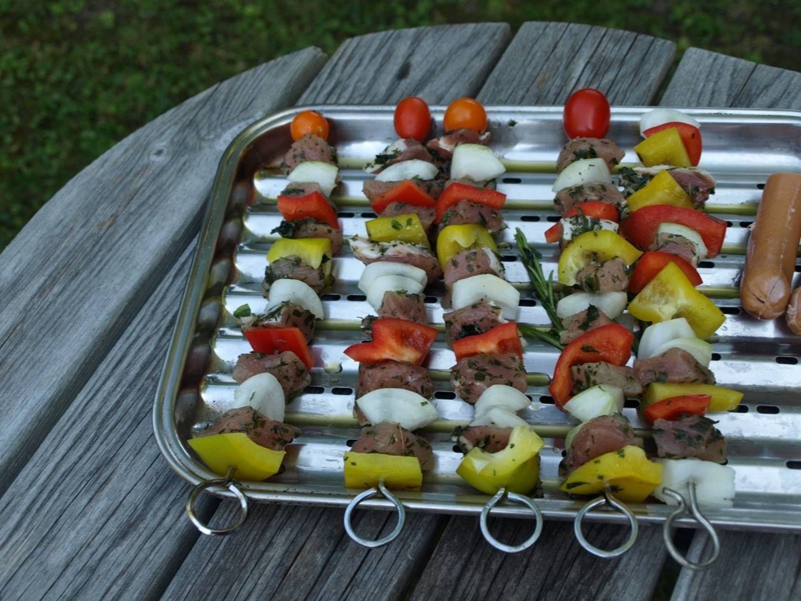 Bunte Grillspieße mit Bärlauchmarinade