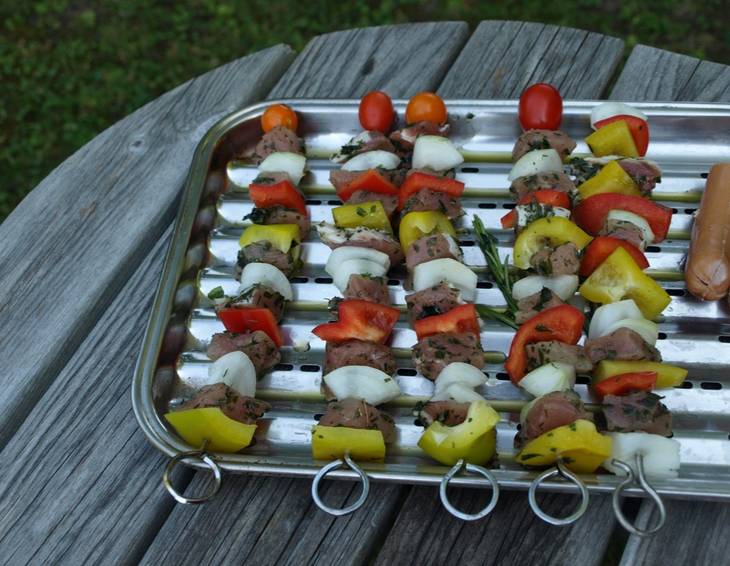 Bunte Grillspieße mit Bärlauchmarinade