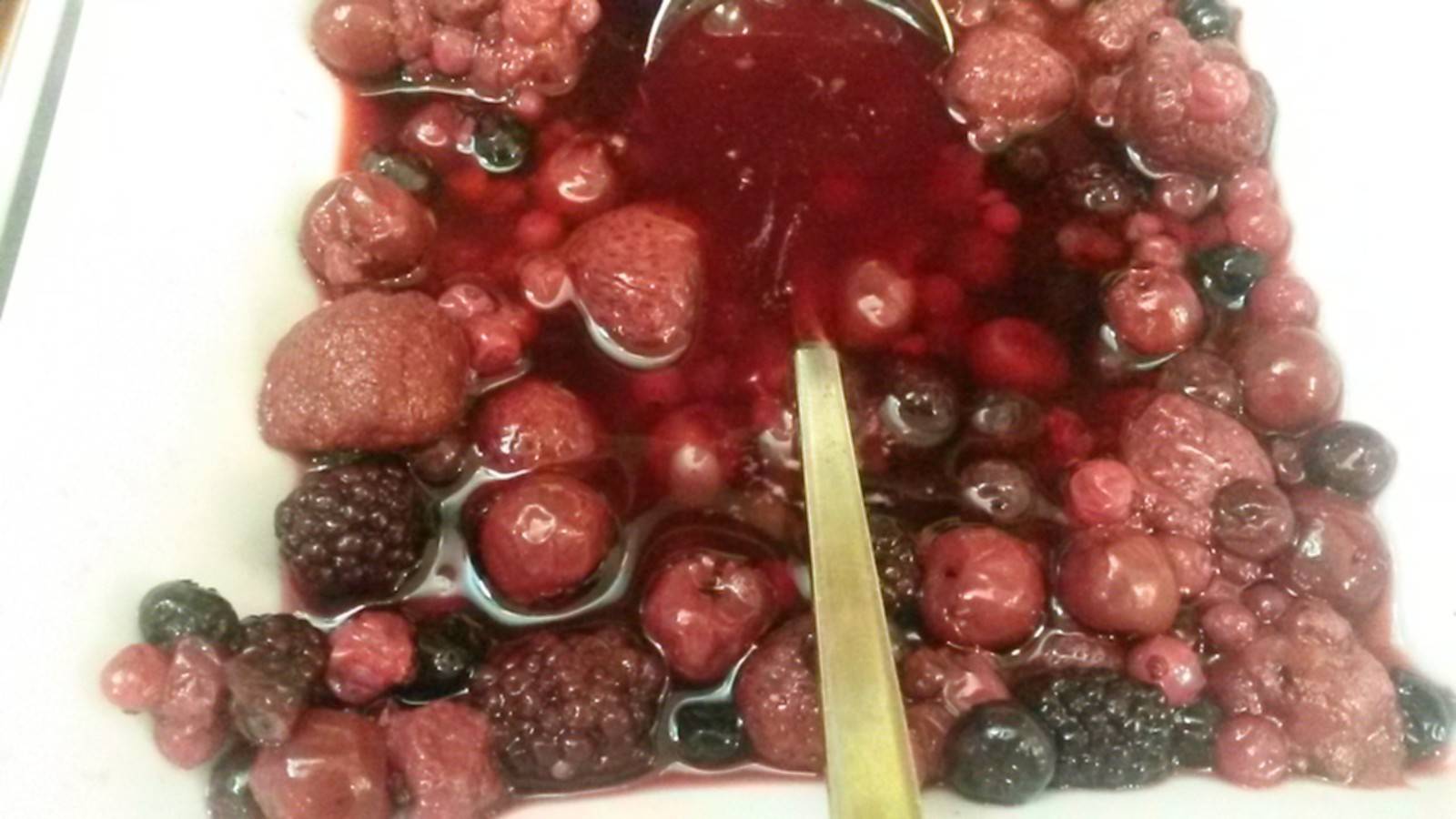 Sauerkirschkompott mit Beeren