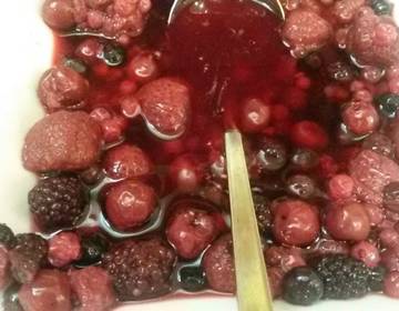 Sauerkirschkompott mit Beeren Sauerkirschkompott mit Beeren