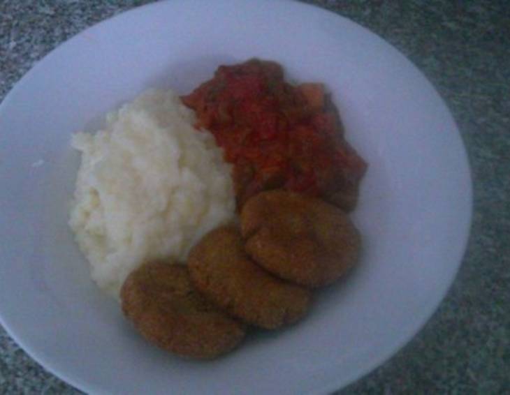 Falafel Laibchen mit Kartoffelpüree und Letscho