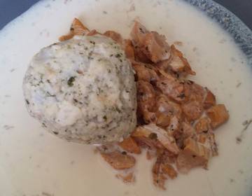 Eierschwammerln mit Semmelknödel Eierschwammerln mit Semmelknödel