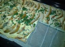 Blätterteigpizza mit Birne und Gorgonzola Blätterteigpizza mit Birne und Gorgonzola