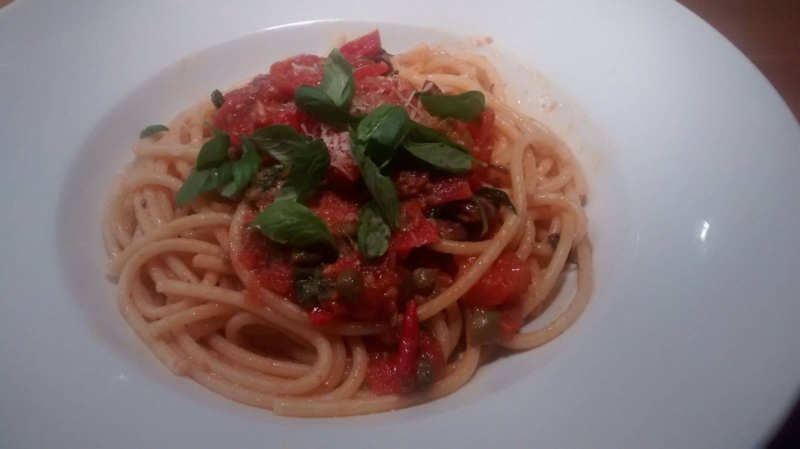 Spaghetti mit Paradeisern und Kapern