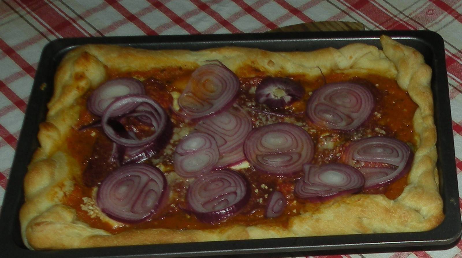 Salami-Zwiebelpizza Rezept - ichkoche.de