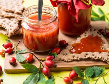 Hagebuttenmarmelade mit Äpfeln Hagebuttenmarmelade mit Äpfeln