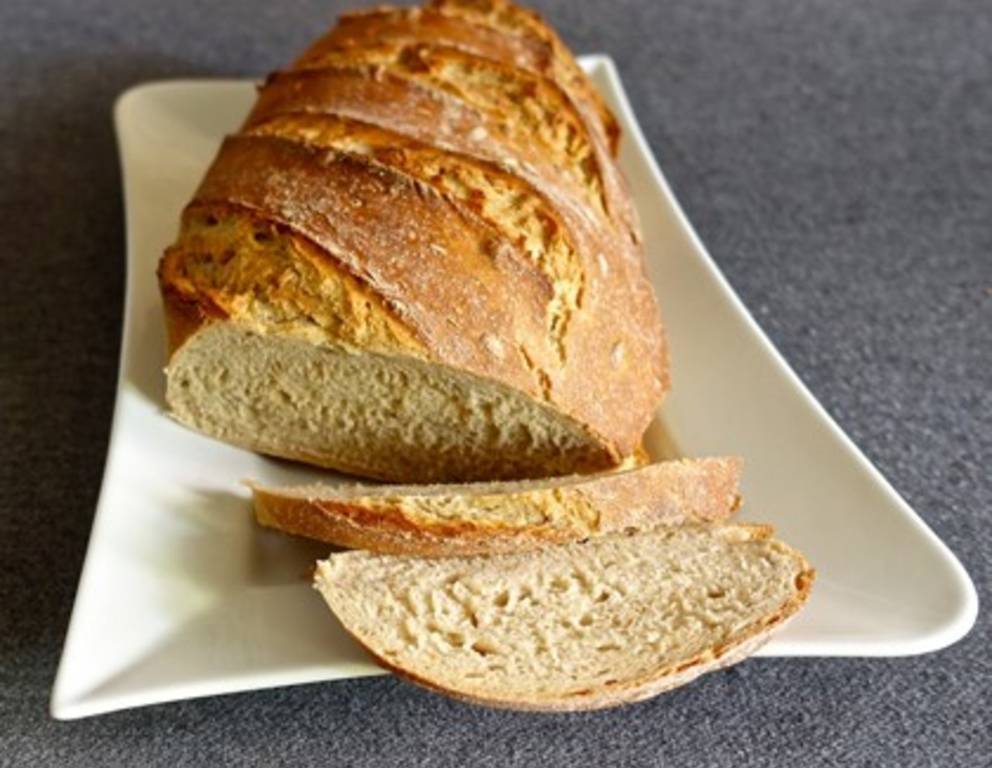 Helles Dinkelbrot mit Sonnenblumenkernen Helles Dinkelbrot mit Sonnenblumenkernen