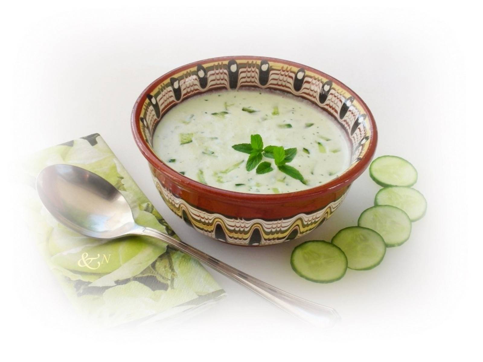 Geeiste Joghurtsuppe mit Gurken Rezept - ichkoche.de Geeiste Joghurtsuppe mit Gurken Rezept - ichkoche.de