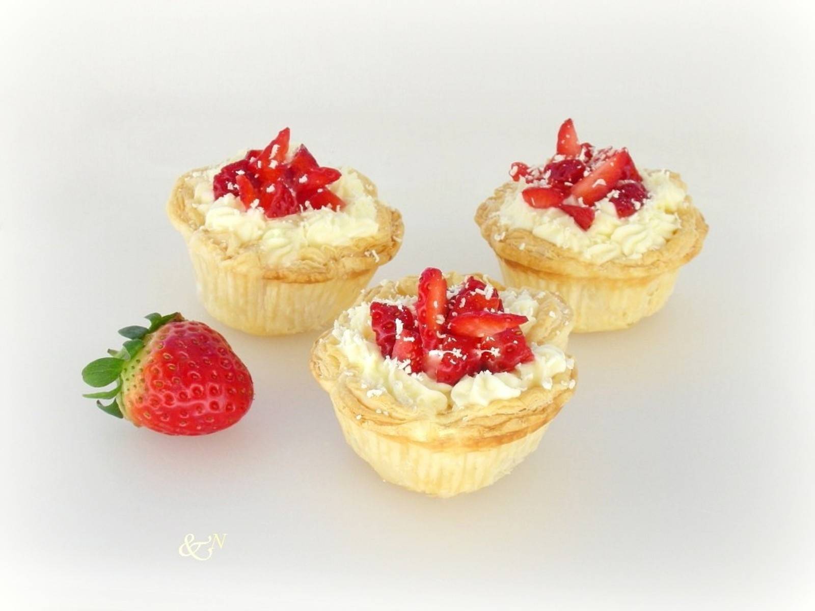 Blätterteig-Erdbeertörtchen Rezept - ichkoche.ch Blätterteig-Erdbeertörtchen Rezept - ichkoche.ch