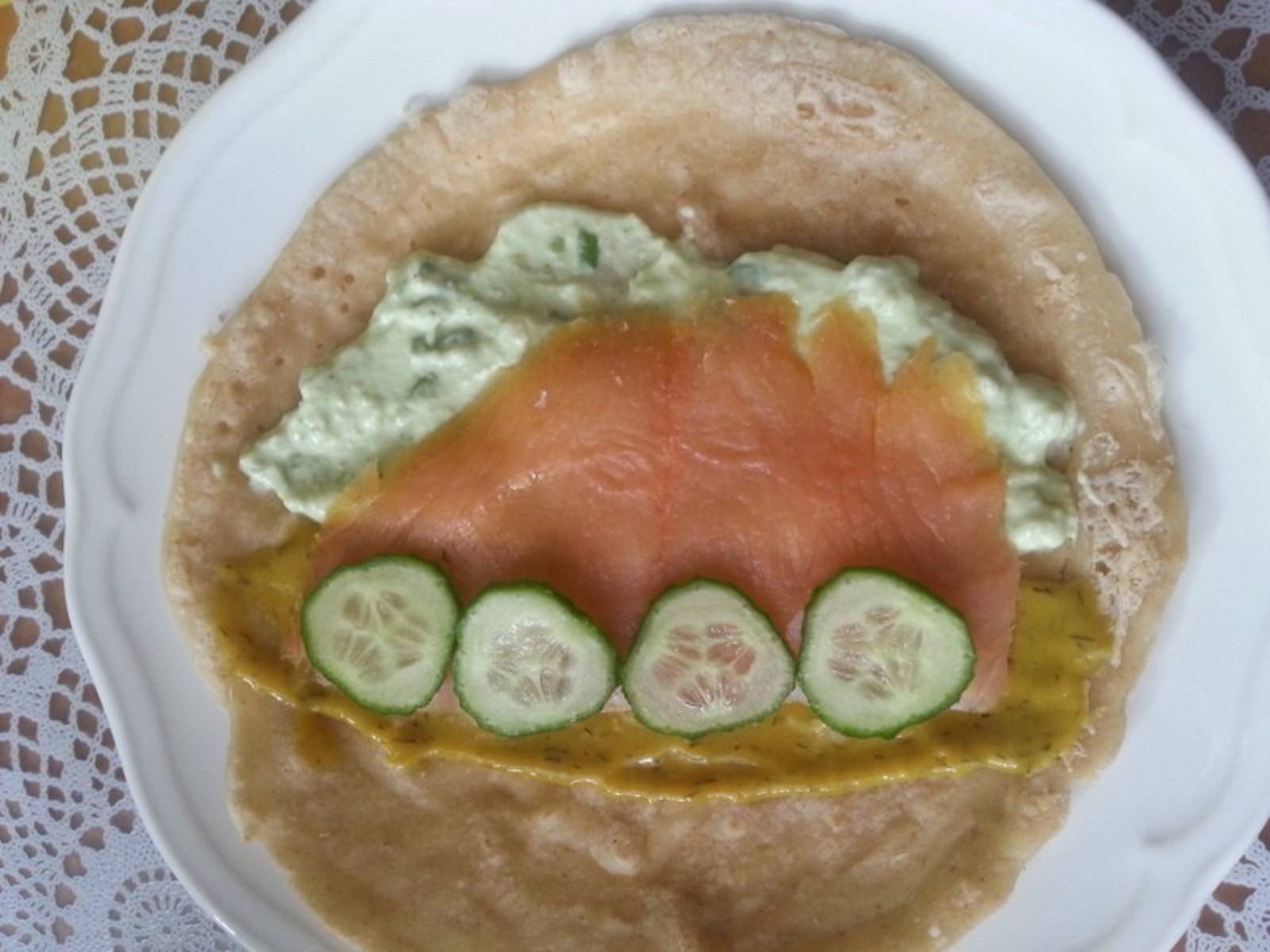 Räucherlachswrap mit Avocadocreme und Dillsenf