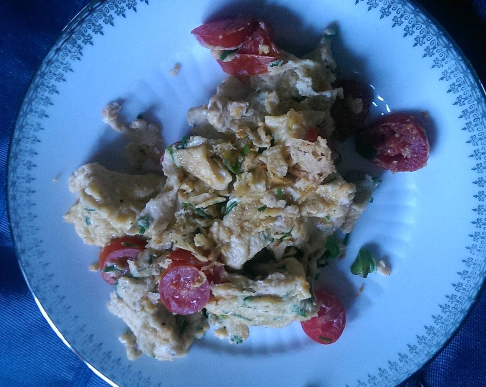 Rührei mit Kräutern und Tomaten Rezept - ichkoche.de Rührei mit Kräutern und Tomaten Rezept - ichkoche.de