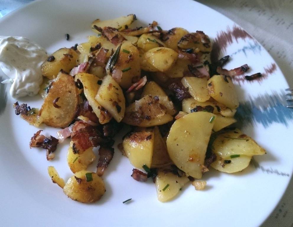 Röstkartoffel mit Zwiebel und Speck Rezept - ichkoche.at