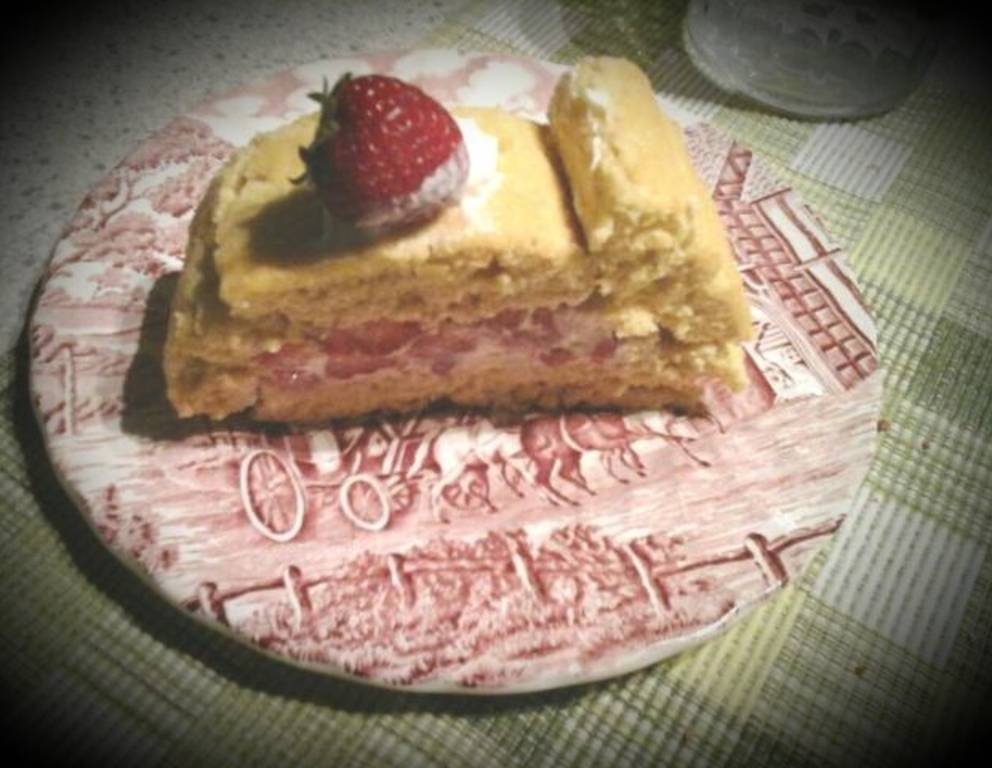 Erdbeer-Obers-Roulade Erdbeer-Obers-Roulade