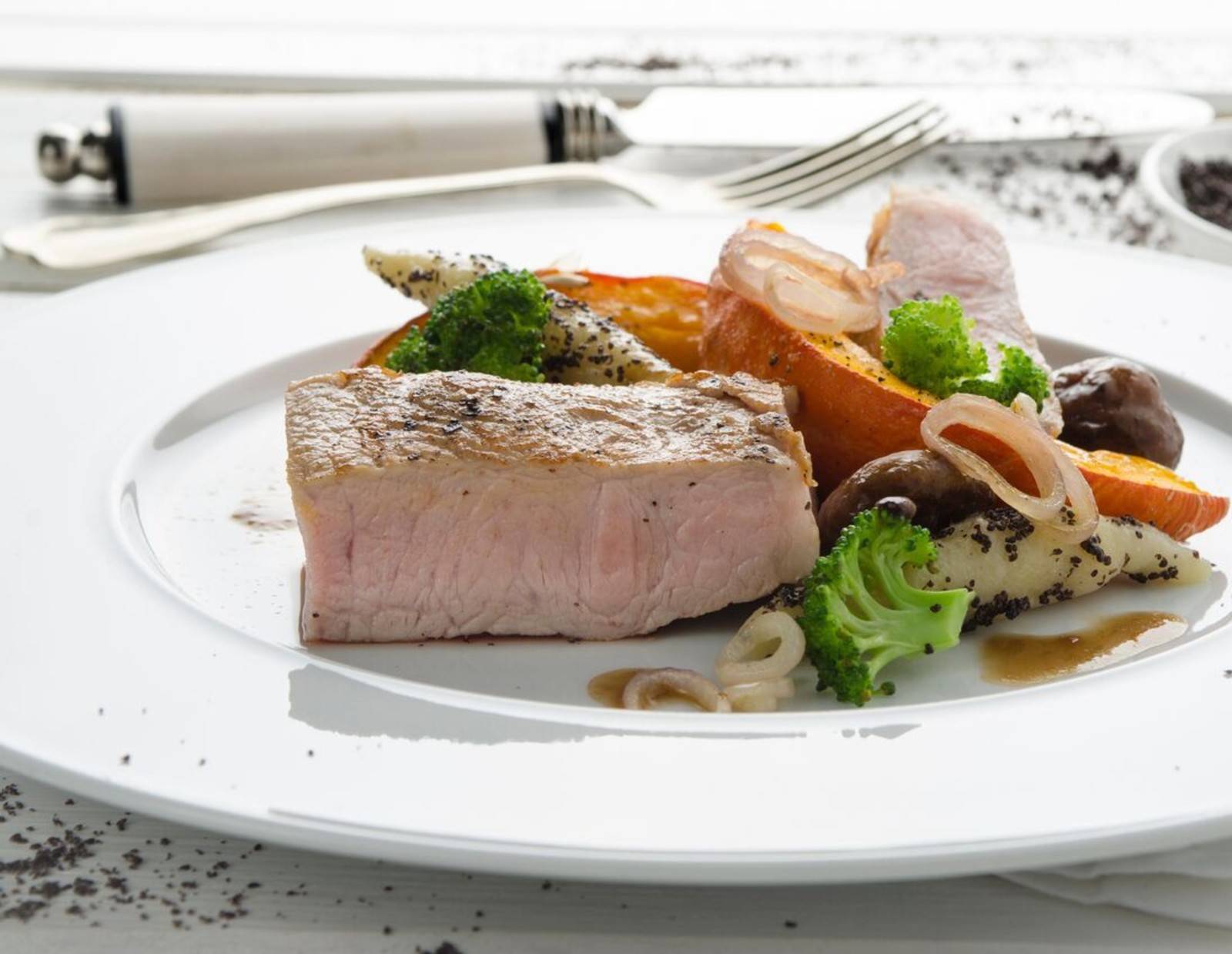 Rücken vom Kalb mit Hokkaido & Mohnnudeln Rezept