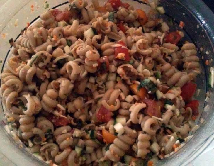 Nudelsalat mit Zucchini und Tomaten Nudelsalat mit Zucchini und Tomaten