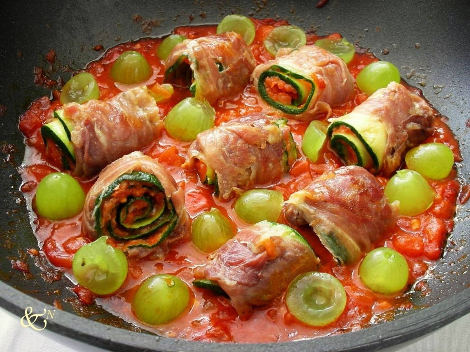 Zucchini-Röllchen mit Paprika-Tomatensauce