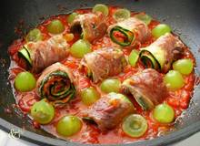 Zucchini-Röllchen mit Paprika-Tomatensauce