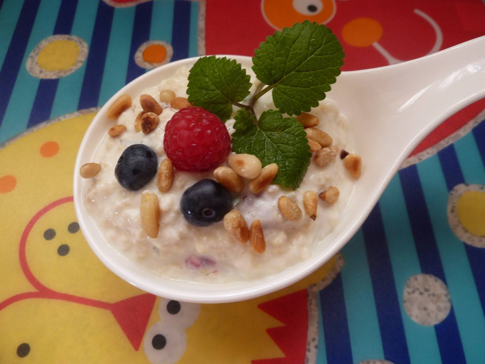 Joghurt mit Beeren und Hirse