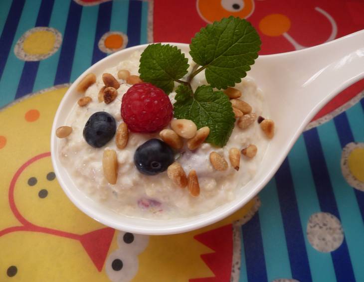 Joghurt mit Beeren und Hirse