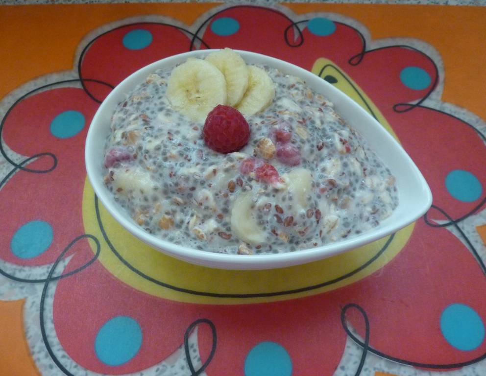 Vanille-Dinkelflockenmüsli mit Banane und Himbeeren Vanille-Dinkelflockenmüsli mit Banane und Himbeeren