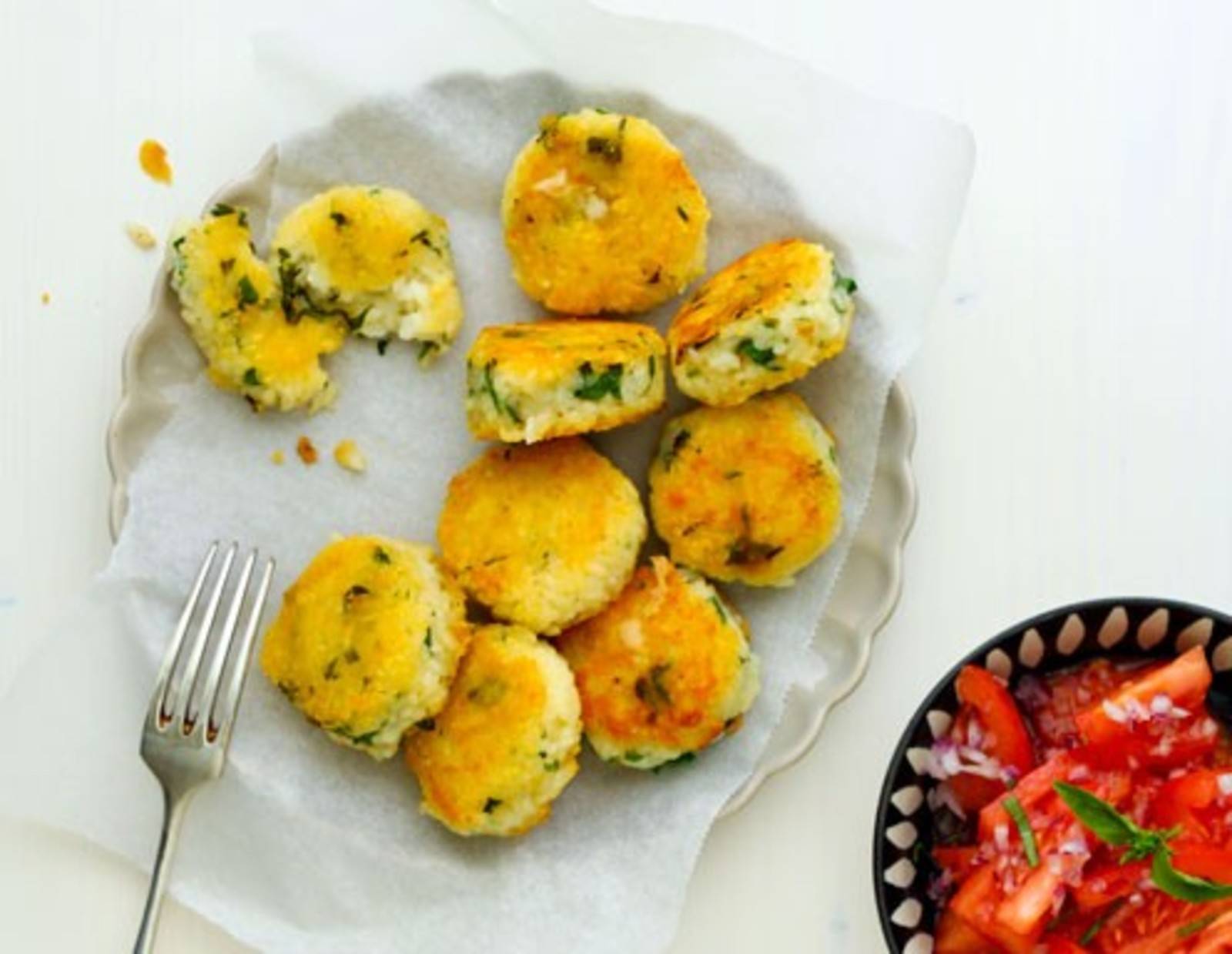 Knusprige Reislaibchen mit Käsekruste und Tomatensalat