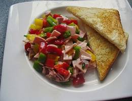Paprika-Wurstsalat