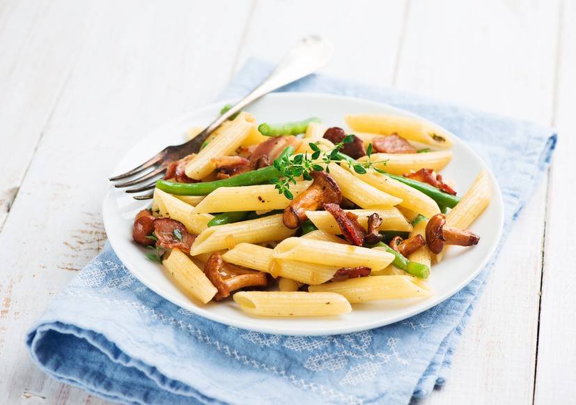 Penne mit Eierschwammerl, Fisolen und Speck Rezept