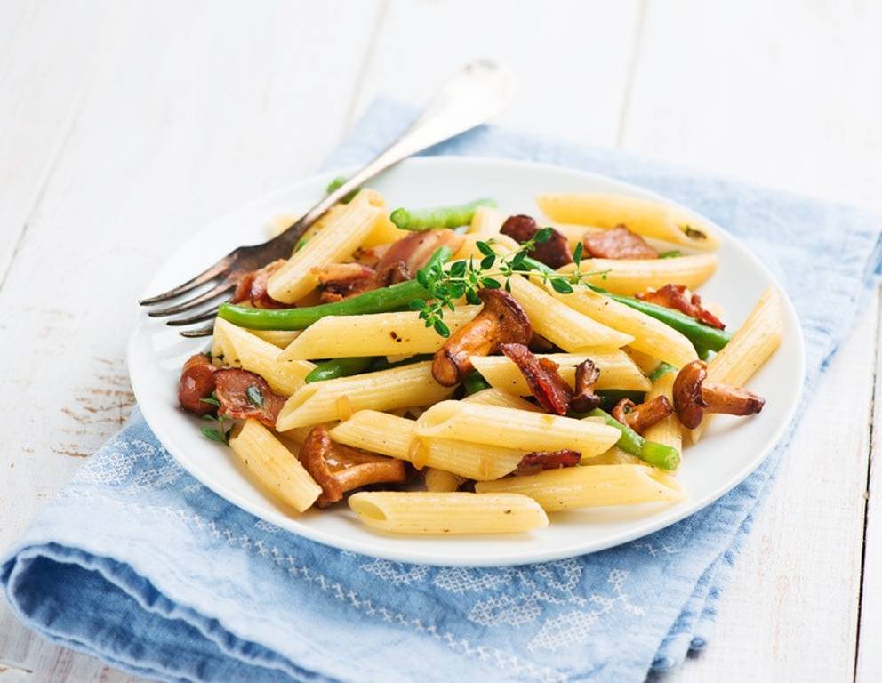 Penne mit Eierschwammerl, Fisolen und Speck Penne mit Eierschwammerl, Fisolen und Speck