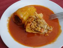 Gefüllte Paprika in Tomatensauce Gefüllte Paprika in Tomatensauce