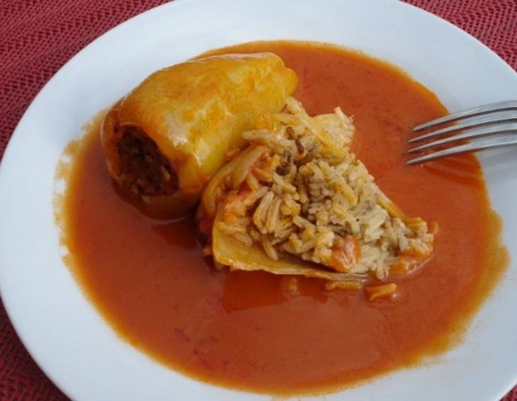 Gefüllte Paprika in Tomatensauce Gefüllte Paprika in Tomatensauce