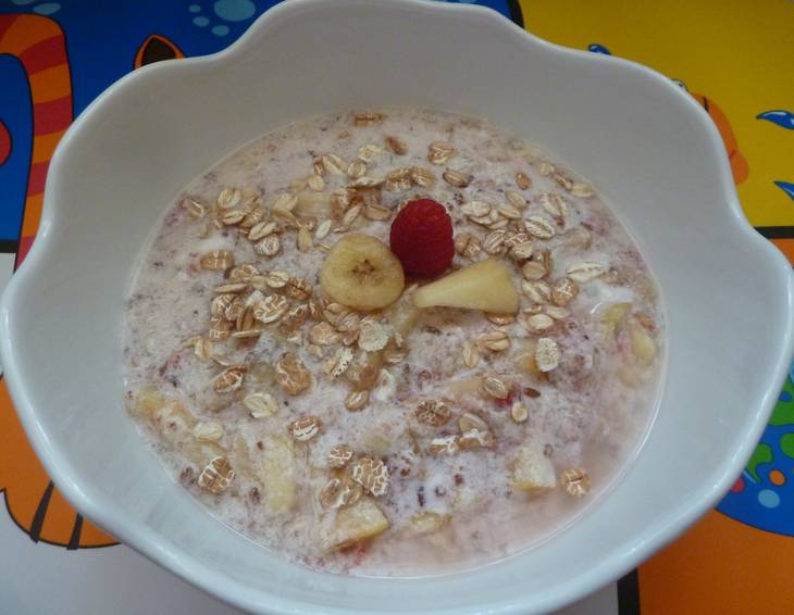 Porridge mit Bananen und Erdbeeren