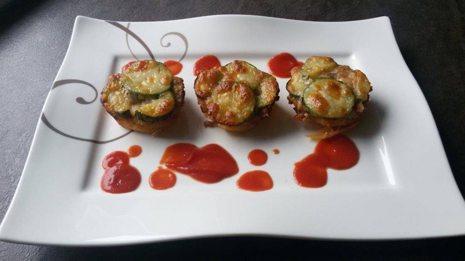 Gnocchitürmchen mit Faschiertem, Zucchini und Tomatensoße