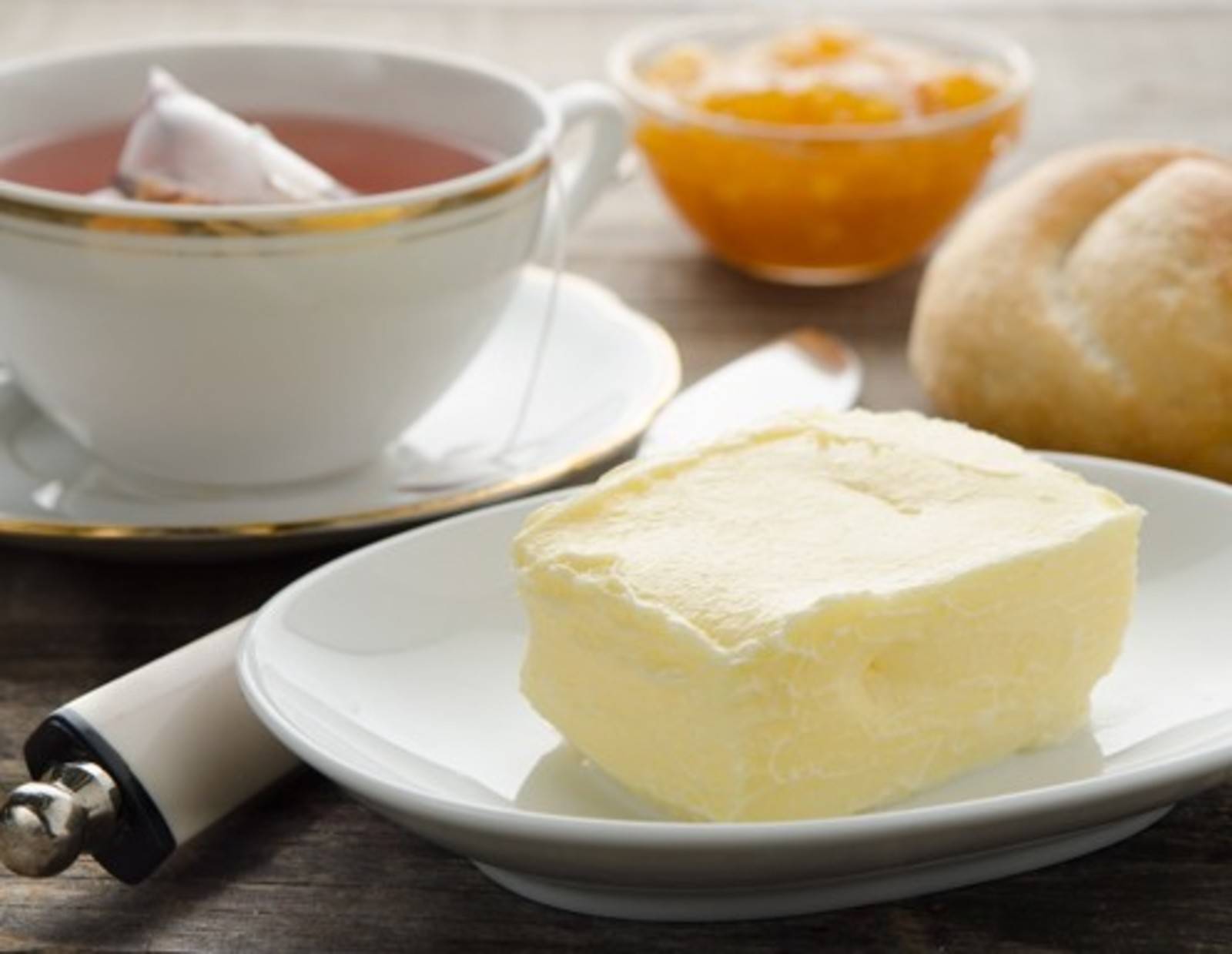 Selbstgemachte Butter für den Frühstückstisch