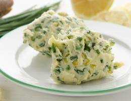 Schnittlauchbutter mit Zitrone Schnittlauchbutter mit Zitrone