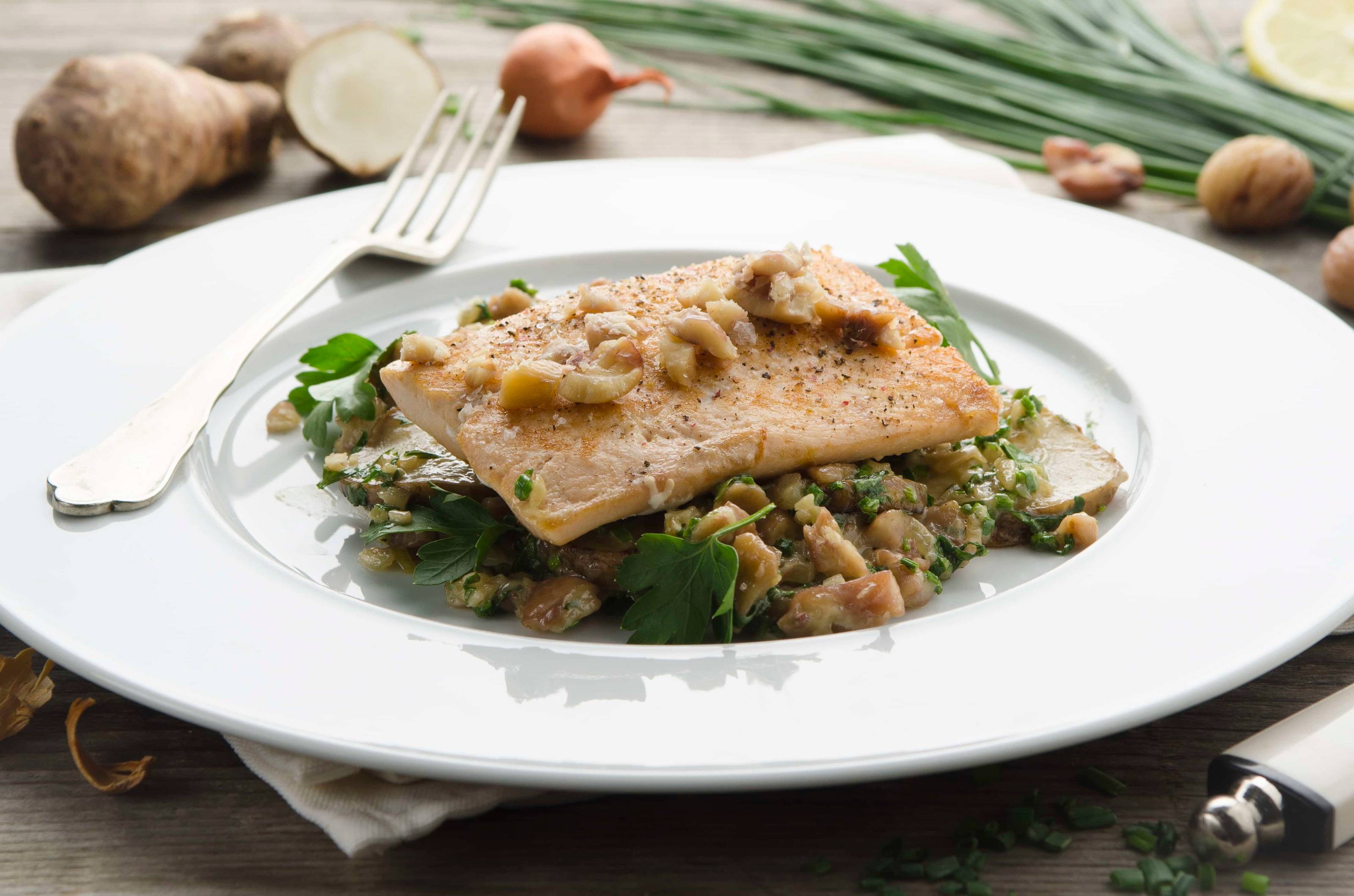 Gebratener Lachs mit Topinambur- Maroni-Ragout 