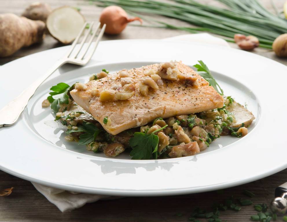 Gebratener Lachs mit Topinambur-Maroni-Ragout Gebratener Lachs mit Topinambur-Maroni-Ragout