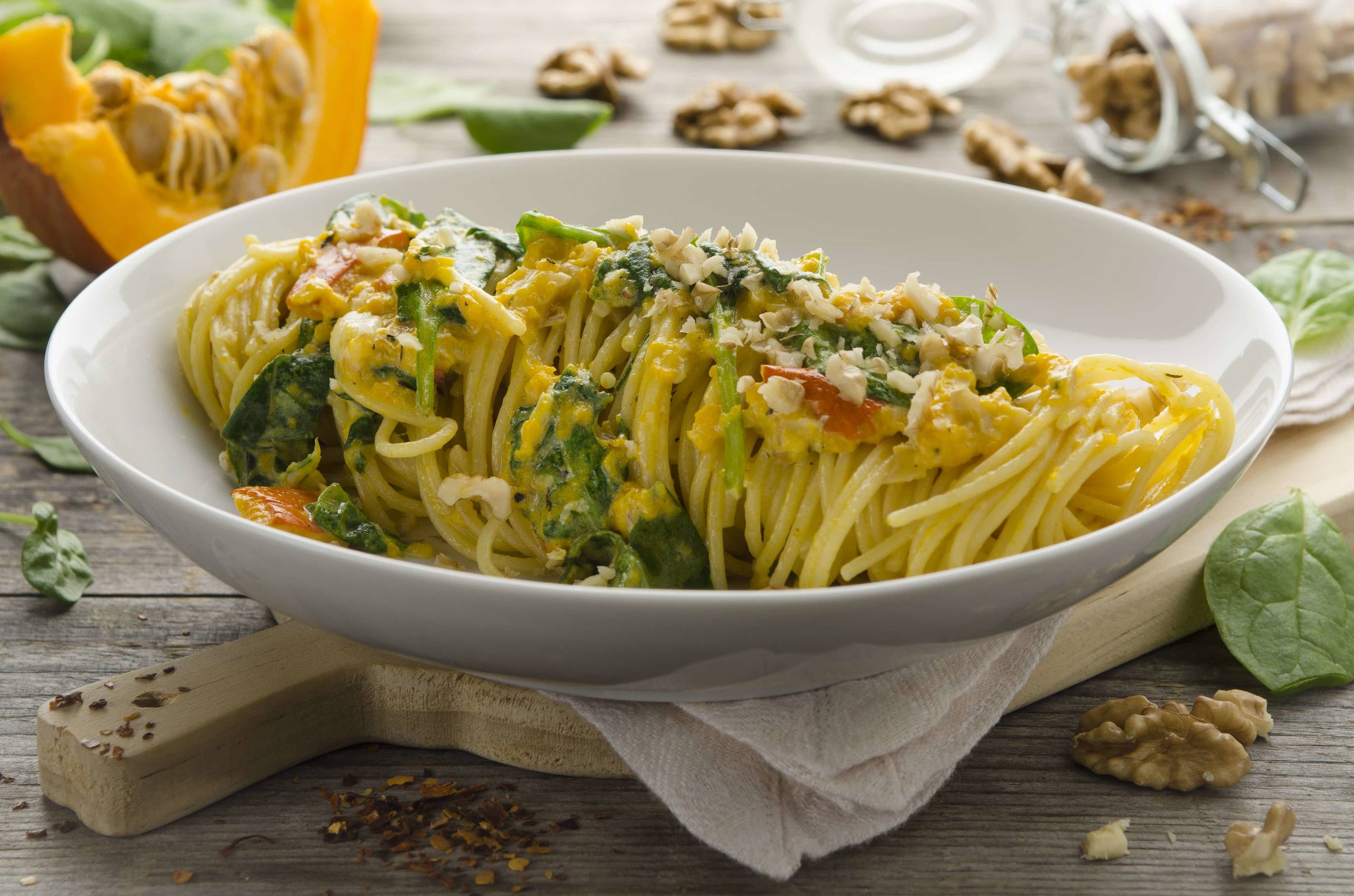 Spaghetti mit Kürbis, Walnüssen und Blattspinat