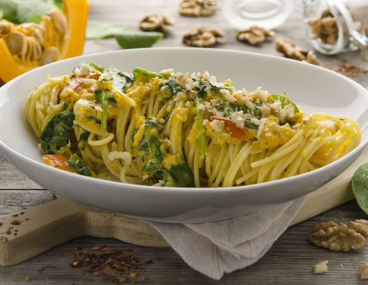 Spaghetti mit Kürbis, Walnüssen und Blattspinat