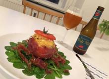 Mediterran gefüllte Ochsenherztomaten auf Babyspinat Mediterran gefüllte Ochsenherztomaten auf Babyspinat