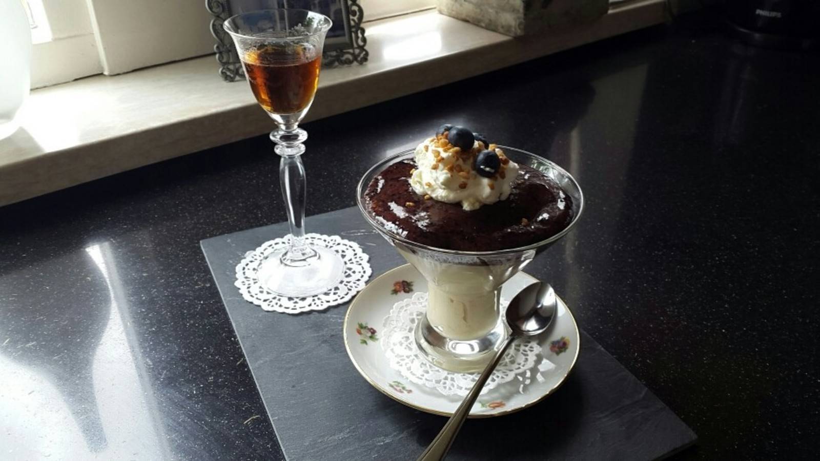 Marzipan-Mousse mit Heidelbeerspiegel