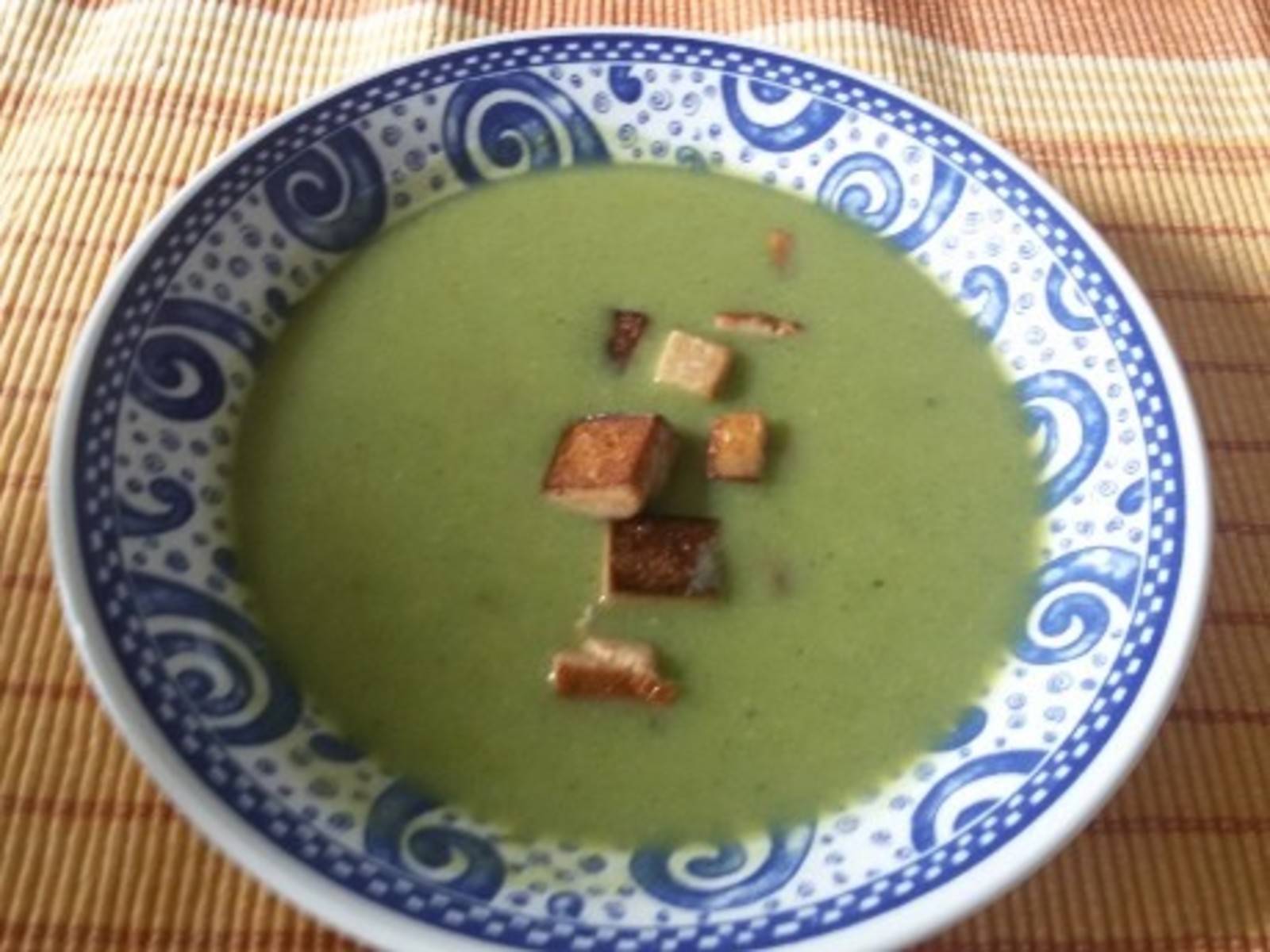 Kokos-Brokkoli-Suppe mit gebratenem Tofu