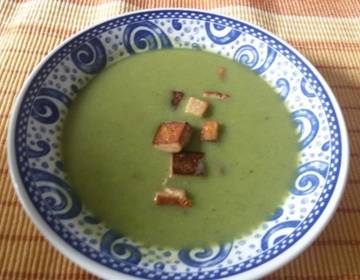 Kokos-Brokkoli-Suppe mit gebratenem Tofu Kokos-Brokkoli-Suppe mit gebratenem Tofu