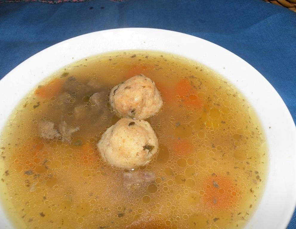 Paprikaknöderl in der Rindssuppe Paprikaknöderl in der Rindssuppe