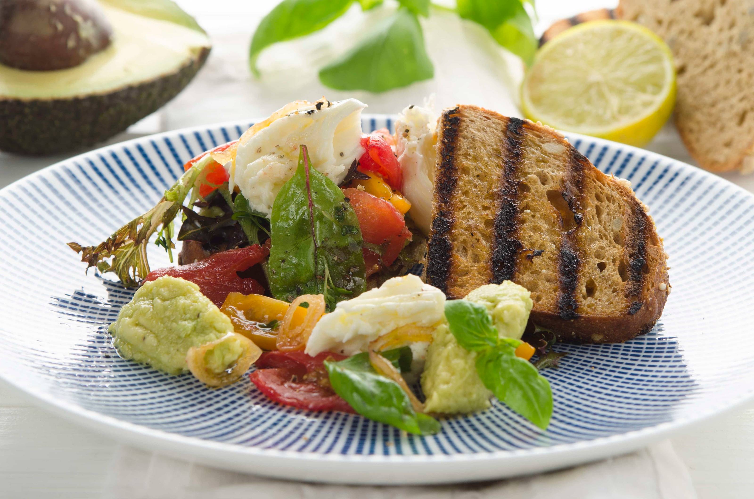 Maisbrot mit Ofenparadeisern Avocado und Mozzarella
