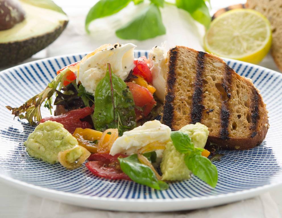 Gegrilltes Maisbrot mit Ofenparadeisern, Avocado und Mozzarella Gegrilltes Maisbrot mit Ofenparadeisern, Avocado und Mozzarella