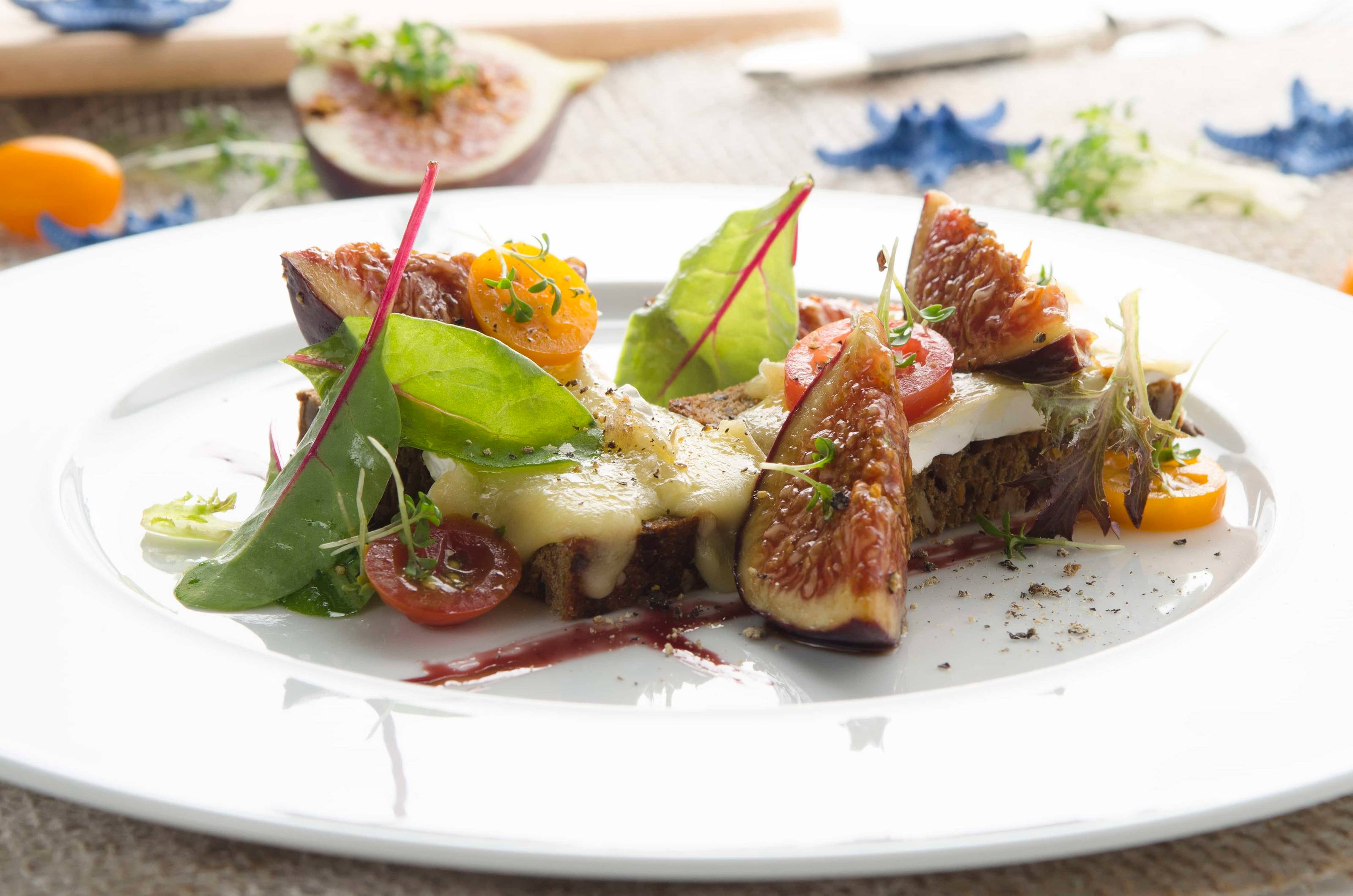 Rotweinfeigen mit Kletzenbrot und Brie