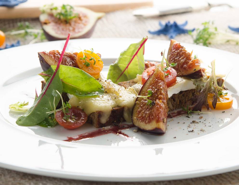 Rotweinfeigen mit Kletzenbrot und Brie Rotweinfeigen mit Kletzenbrot und Brie