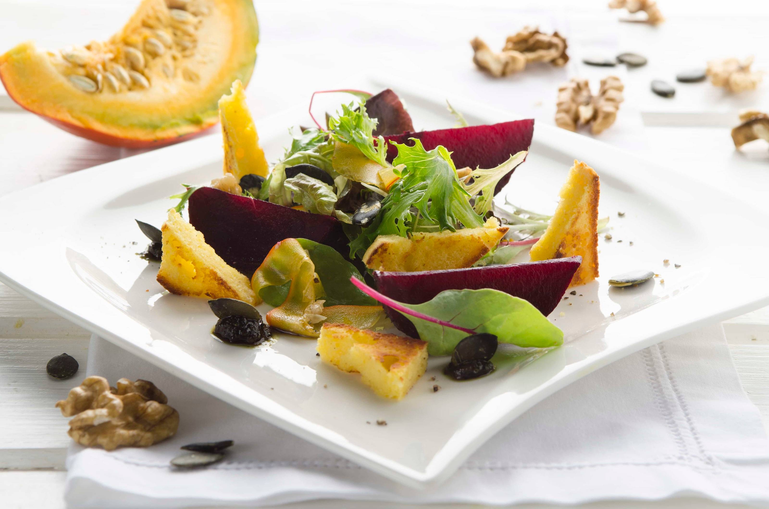 Blattsalat mit Kürbiskernpesto rote Beete und Maisbrot 