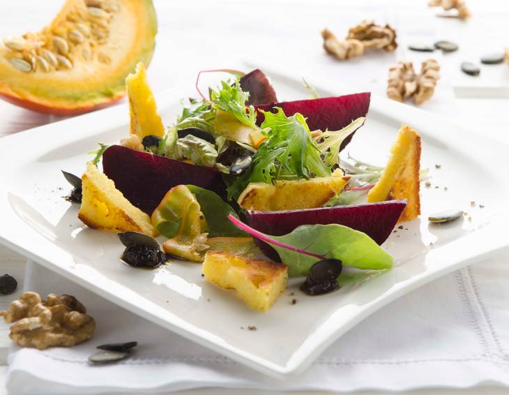 Herbstsalat mit Rüben, Kürbiskernpesto und Maisbrot