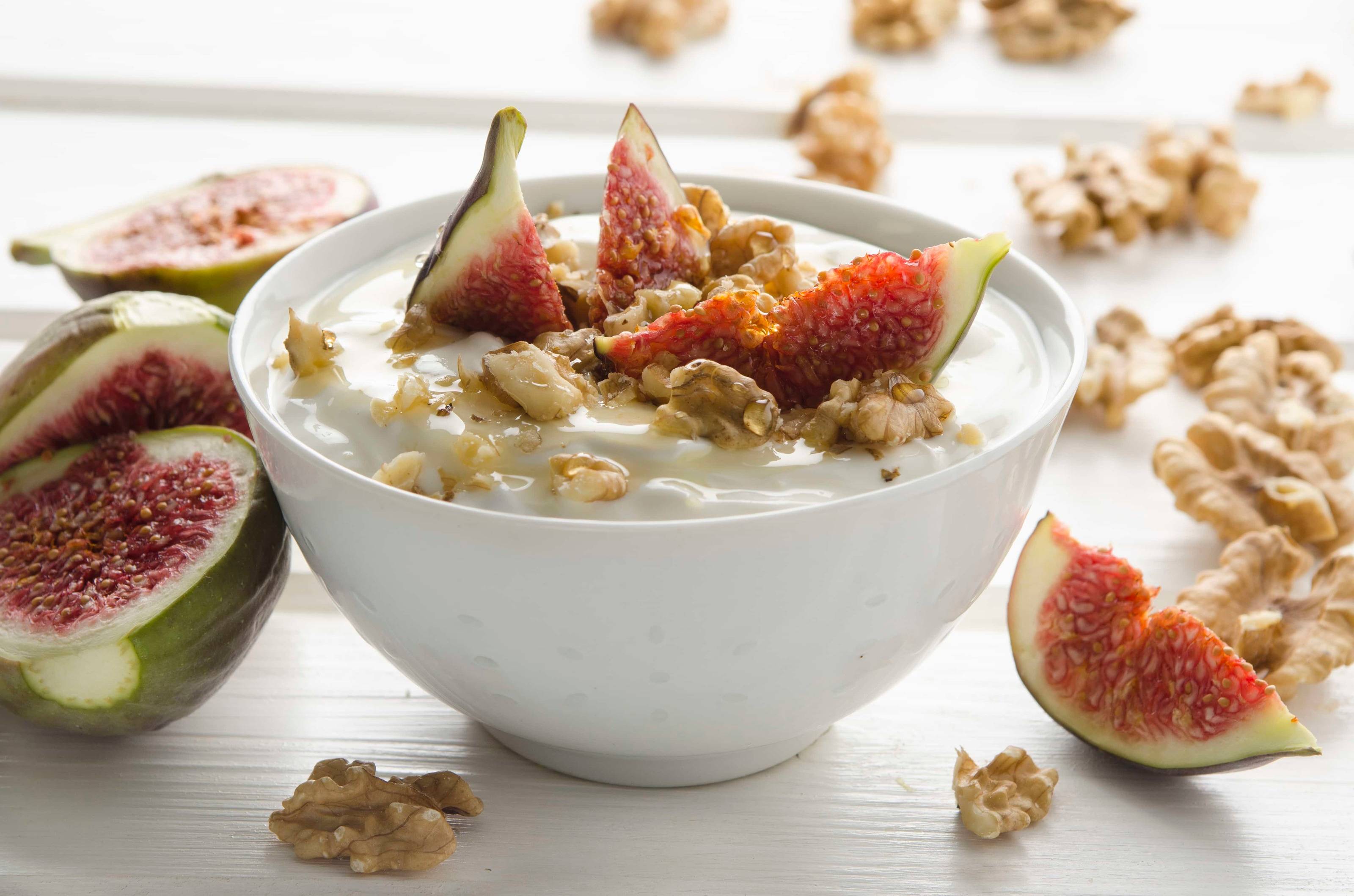 Griechisches Joghurt mit Honig Feigen und Walnüssen